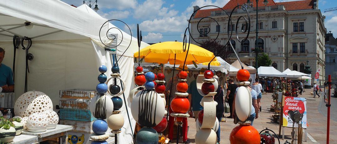 Bild enthält, Helmet, City, Person, Shelter, Shoe, Hat, Car, Urban, Construction Crane, Handbag