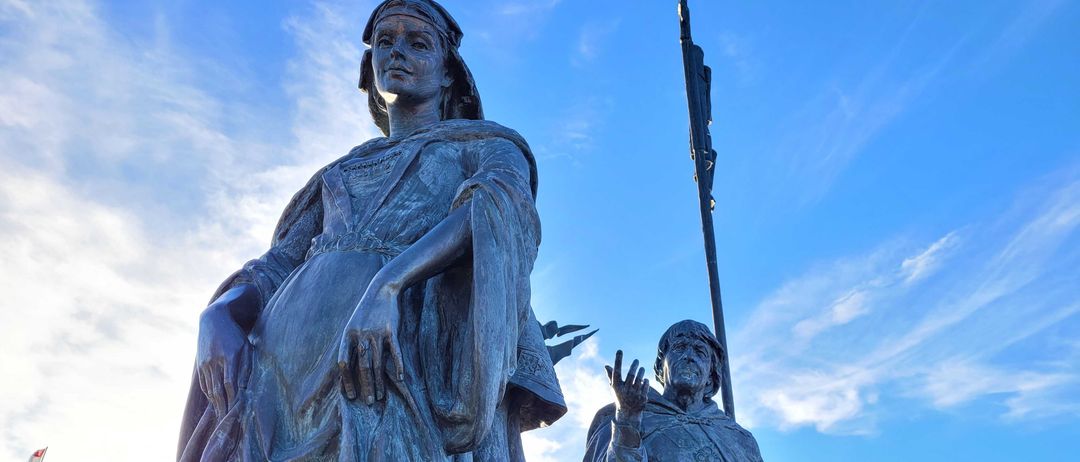 Bild enthält, Art, Adult, Female, Person, Woman, Spear, Sculpture, Statue, Face