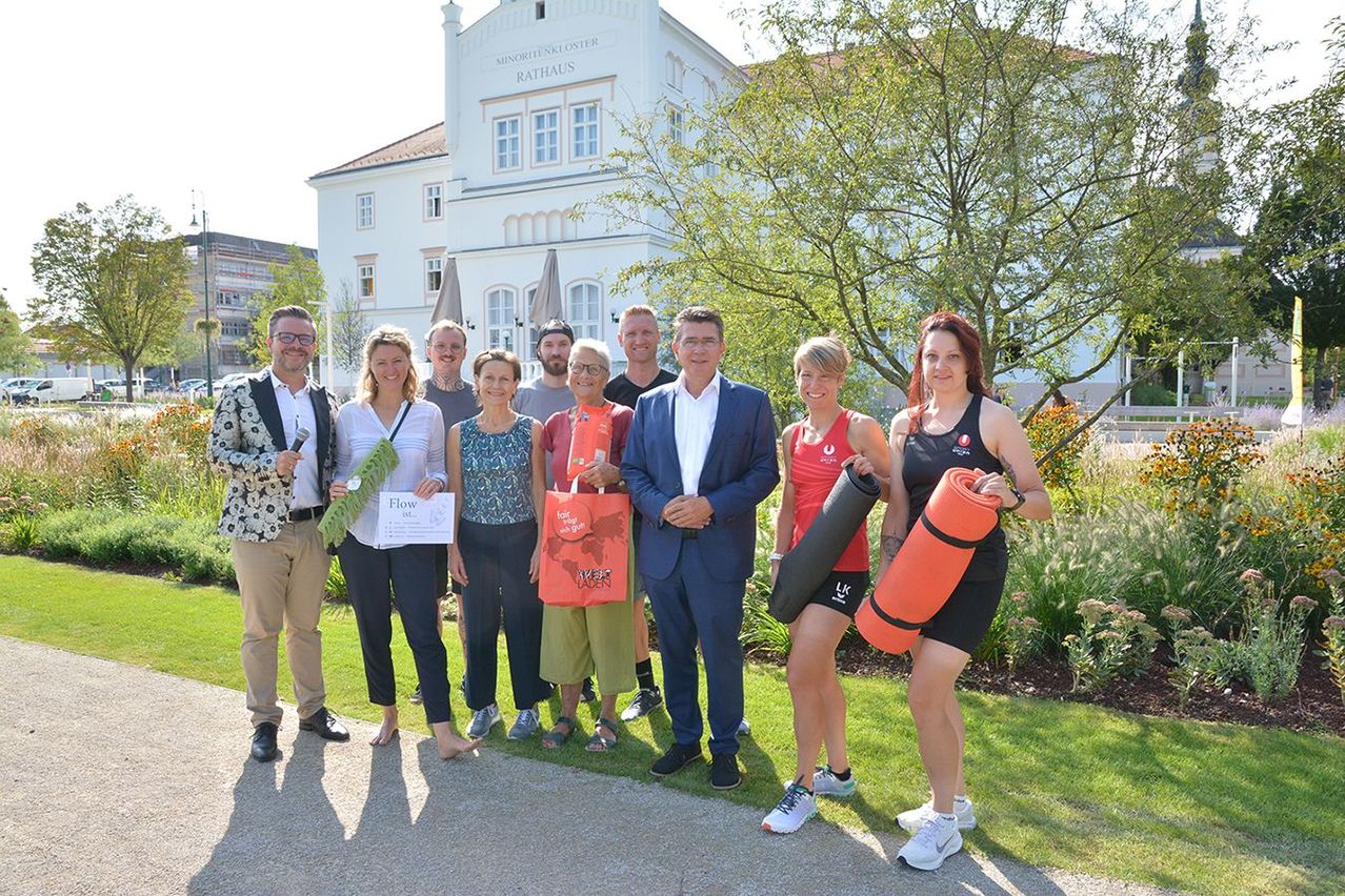Bild enthält, College, Person, Walking, Blazer, Jacket, People, Grass, Adult, Male, Man