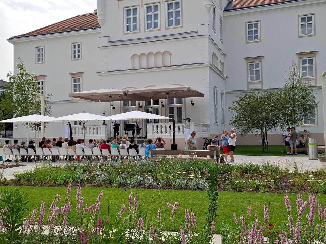 Bild enthält, Grass, Building, Housing, Villa, Person, Lawn, City, Urban, Flower, Neighborhood