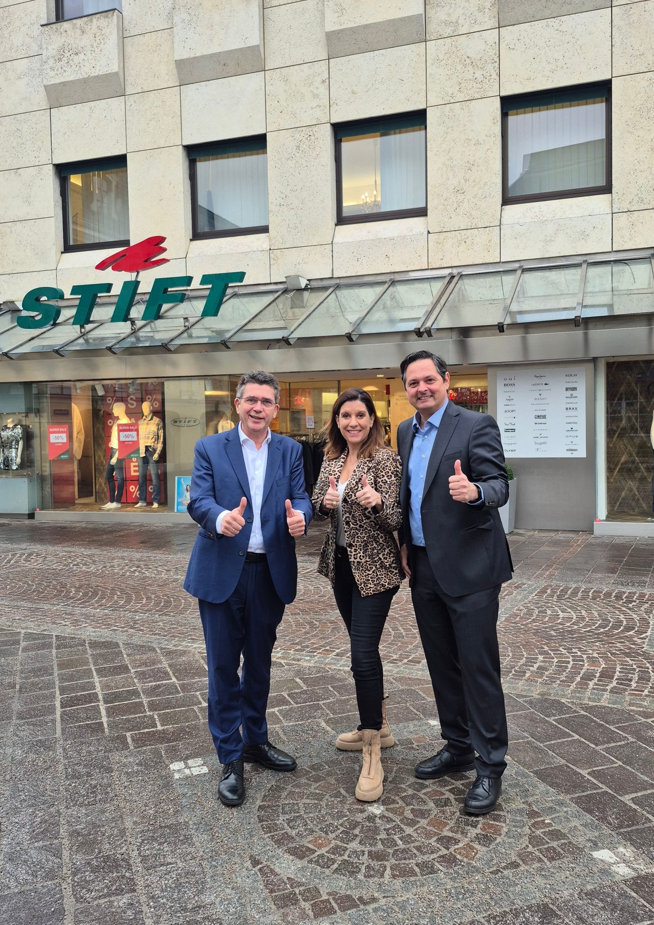 Bild enthält, Blazer, Coat, Jacket, Formal Wear, Suit, Pants, Path, City, Person, Portrait