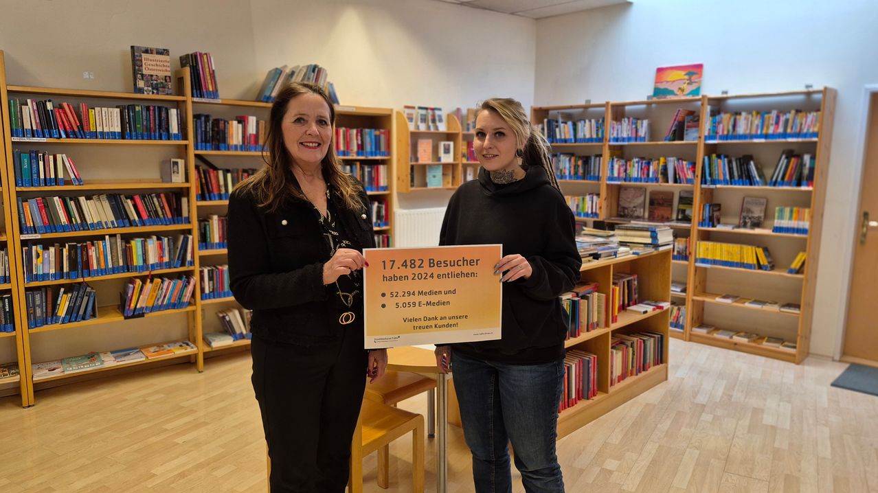 Bild enthält, Book, Indoors, Library, Publication, Adult, Female, Person, Woman, Furniture, Bookcase