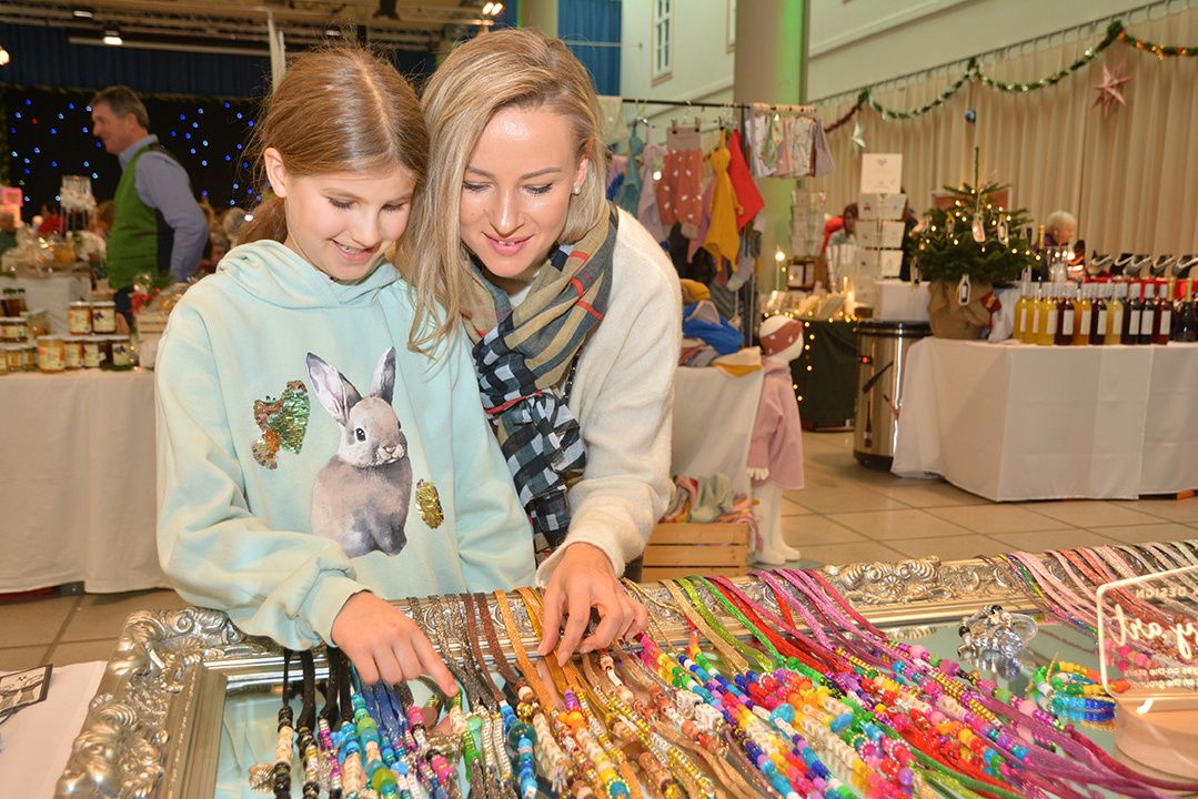 Bild enthält, Flower Arrangement, Accessories, Person, Adult, Male, Man, Face, Finger, Jewelry, Ornament