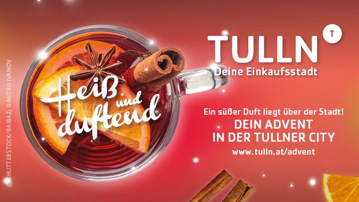 Ein Werbeplakat für Tulln mit einer Tasse heißer Gewürztee mit Orangenscheiben und Zimt, vor einem roten Hintergrund. Es bewirbt ein Adventerlebnis in der Tullner City.