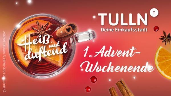 Ein Glas heißer Gewürztee mit Orangenscheiben und Zimtstangen auf rotem Hintergrund. Die Worte '1. Advent-Wochenende' sind in weiß geschrieben. Der Markenname 'TULLN' befindet sich in der oberen rechten Ecke.