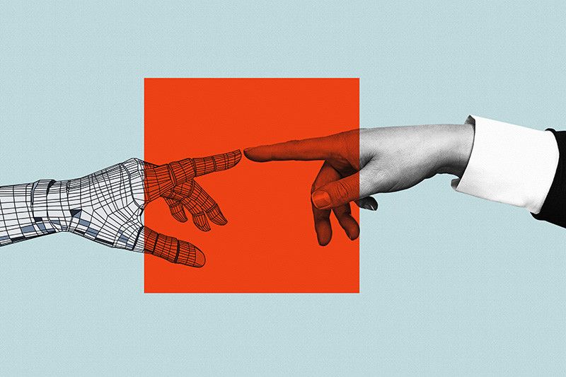 Eine robotische Hand und eine menschliche Hand treffen sich, mit einem roten Quadrat in der Mitte. Die robotische Hand hat ein netzartiges Muster, und die menschliche Hand hat rote Nägel.