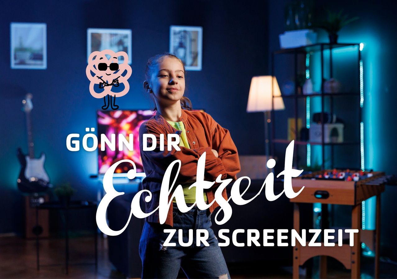 Ein junges Mädchen mit verschränkten Armen steht in einem Raum. Ein Cartoon-Charakter und Text-Overlay sagen 'GÖNN DIR ECHTZEit ZUR SCREENZE'. Es gibt eine Lampe, einen Fernseher und einen Schreibtisch mit einer Spielkonsole.