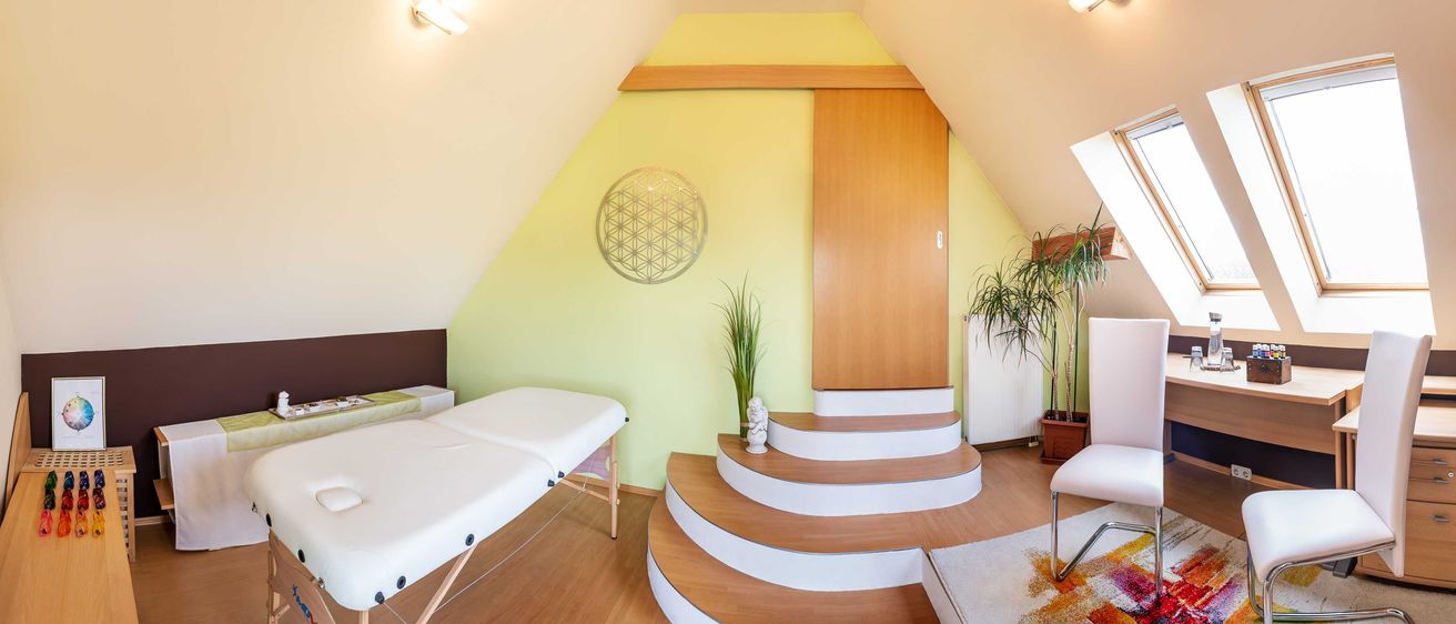 Bild enthält, Building, Housing, Spa, Bed, Indoors, Chair