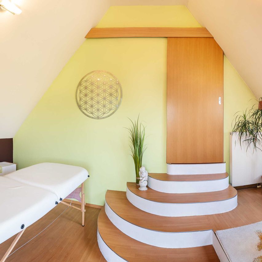 Bild enthält, Building, Housing, Spa, Bed, Indoors, Chair