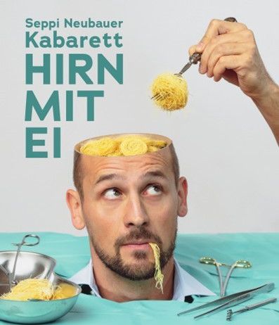 Ein Mann mit einer Schüssel Spaghetti auf dem Kopf und einer Gabel in der Hand, umgeben von medizinischen Werkzeugen auf einem blauen Tuch.