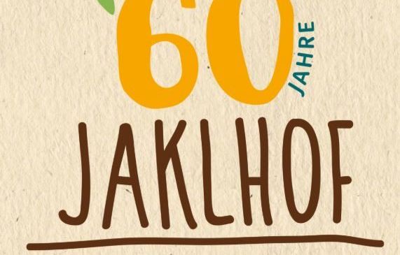 Logo zum 60-jährigen Jubiläum von Jaklhof mit stilisiertem Blatt und dem Slogan 'Langsam Region Genuss'.