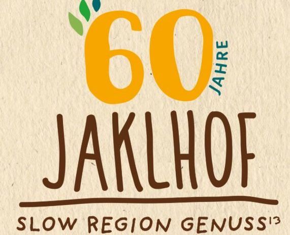 Logo zum 60-jährigen Jubiläum von Jaklhof mit stilisiertem Blatt und dem Slogan 'Langsam Region Genuss'.