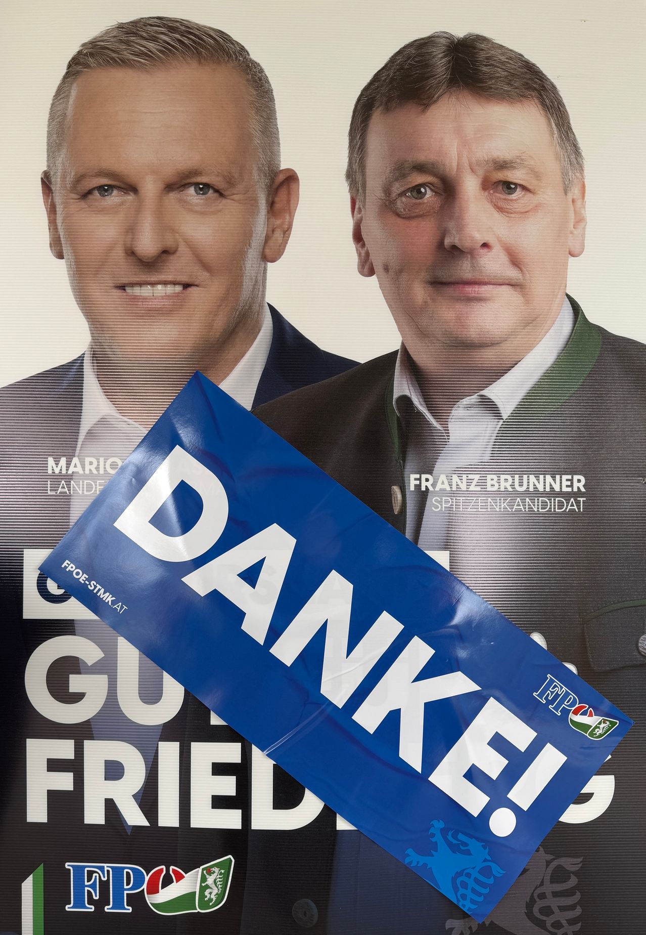 Bild enthält, Advertisement, Adult, Male, Man, Person, Poster, Face, Head, Publication, Text