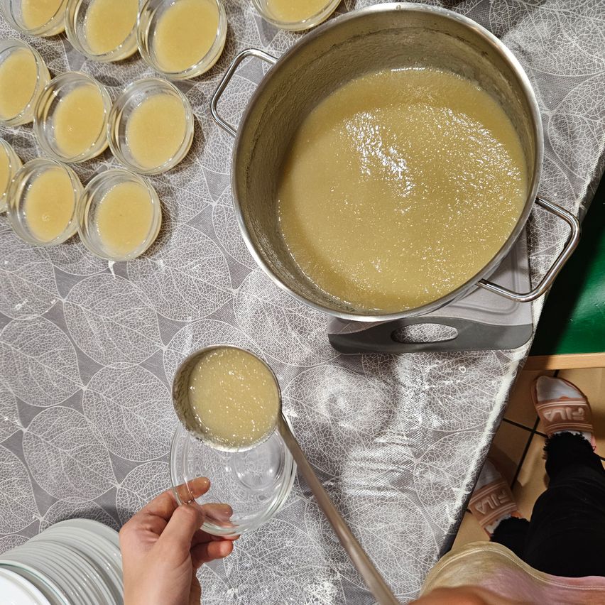 Bild enthält, Person, Clothing, Footwear, Shoe, Cooking, Whisking