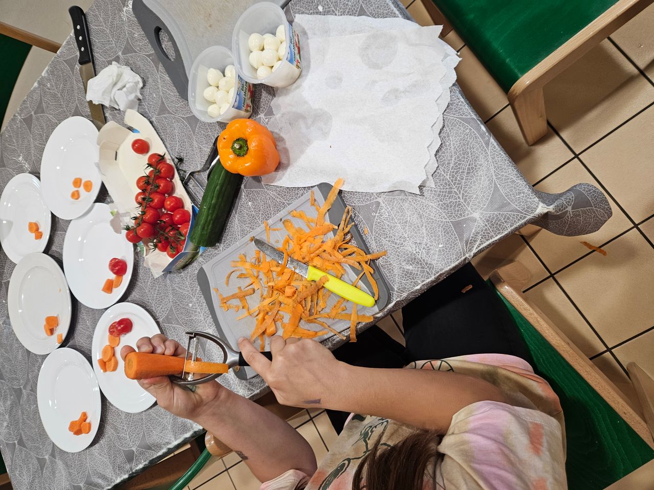 Bild enthält, Plate, Person, Kitchen Utensil, Kitchen Peeler, Peeling
