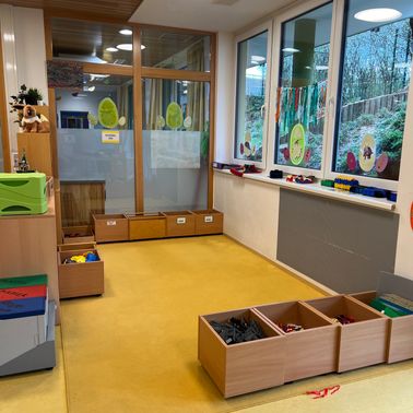 Bild enthält, Floor, Flooring, Kindergarten, Indoors, Interior Design, Box, Play Area, Wood