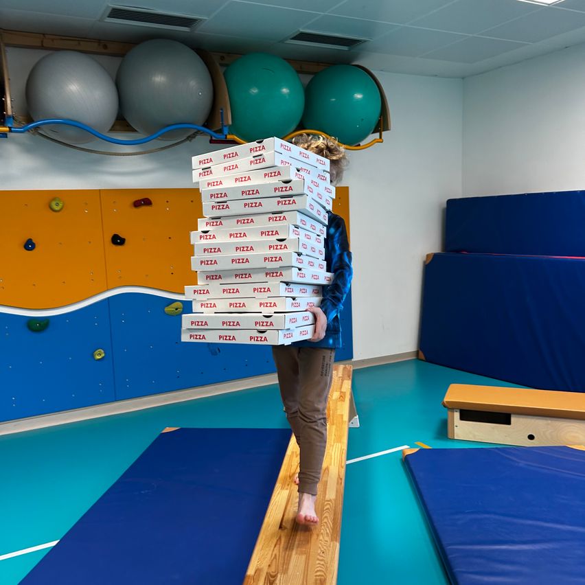 Bild enthält, Indoors, Interior Design, Wood, Person, Sphere, Egg, Food, Play Area, Balloon