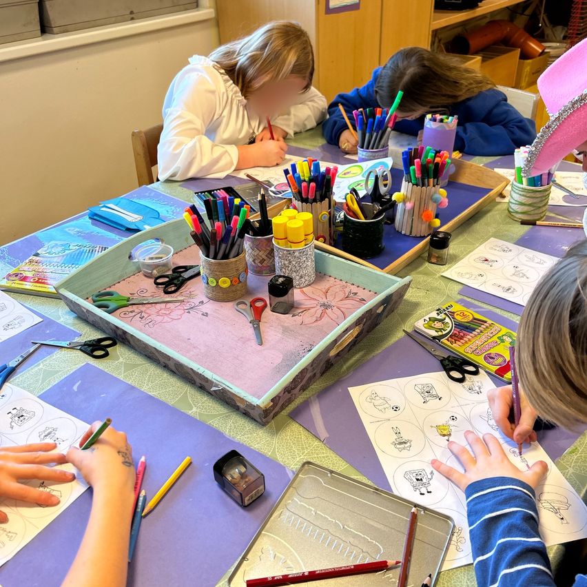 Bild enthält, Person, Scissors, Face, Head, Student, Furniture, Table