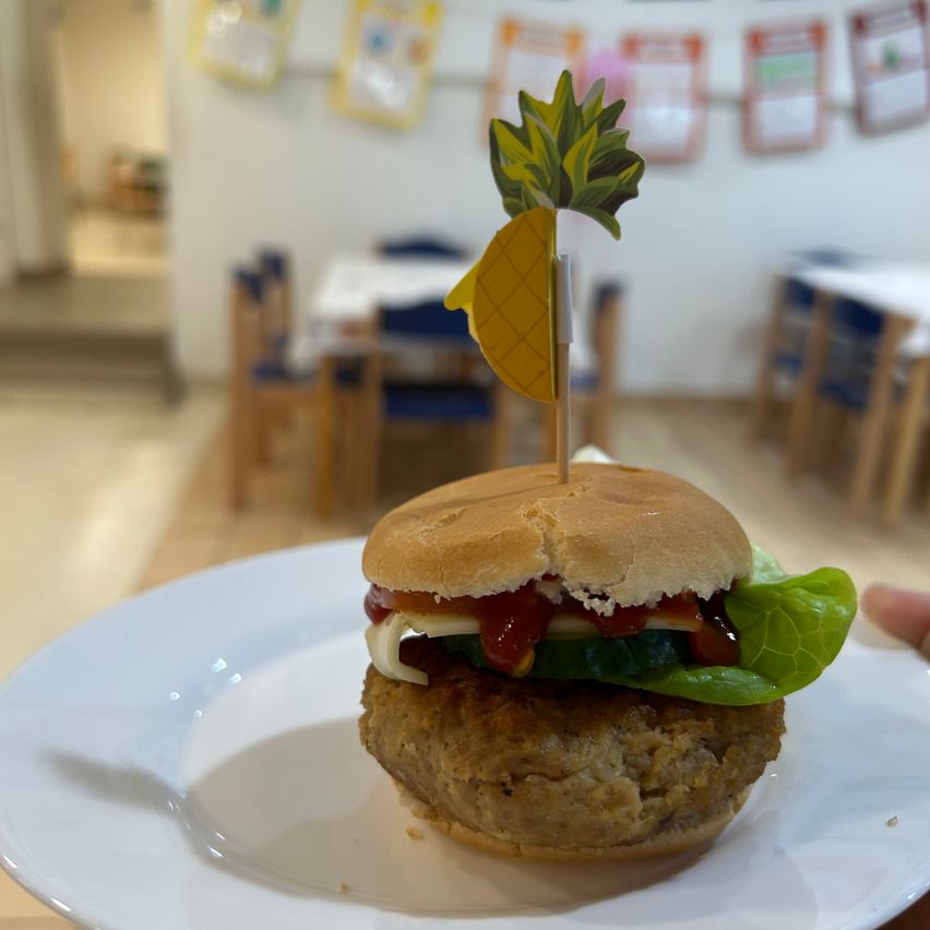 Bild enthält, Food, Food Presentation, Burger, Leaf, Plant
