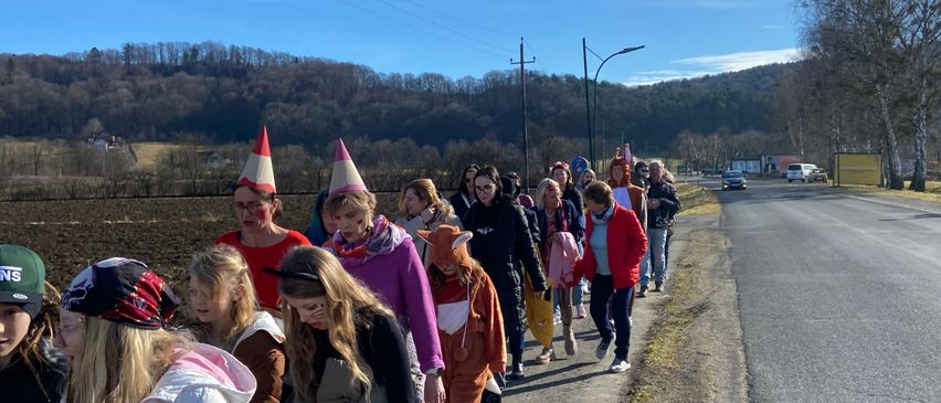 Bild enthält, Person, Walking, People, Child, Female, Girl, Adult, Woman, Car, Path