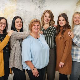 Bild enthält, Groupshot, Person, Face, Happy, Head, Smile, Adult, Female, Woman, Coat