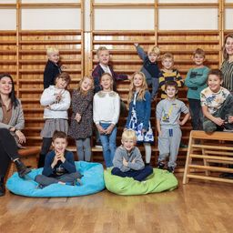 Bild enthält, People, Person, Furniture, Adult, Female, Woman, Coat, Skirt, Jeans, Child