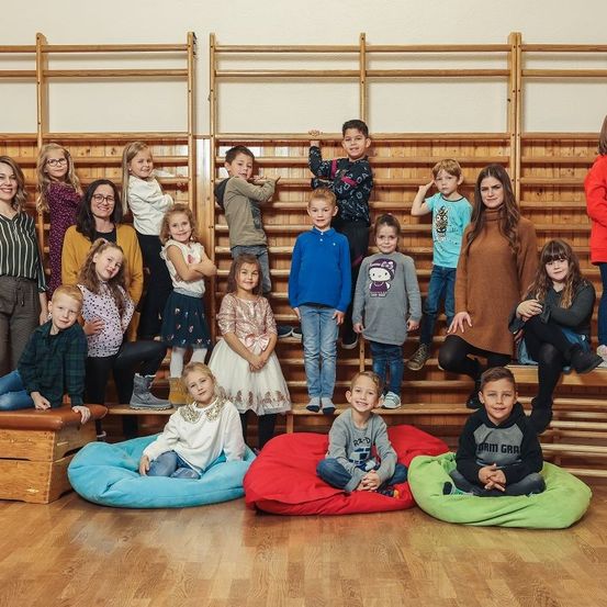 Bild enthält, Adult, Female, Person, Woman, Groupshot, Baby, Child, Girl, Jeans, People