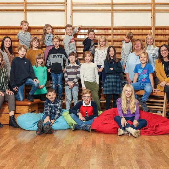 Bild enthält, Groupshot, Person, People, Pants, Adult, Female, Woman, Boy, Child, Male