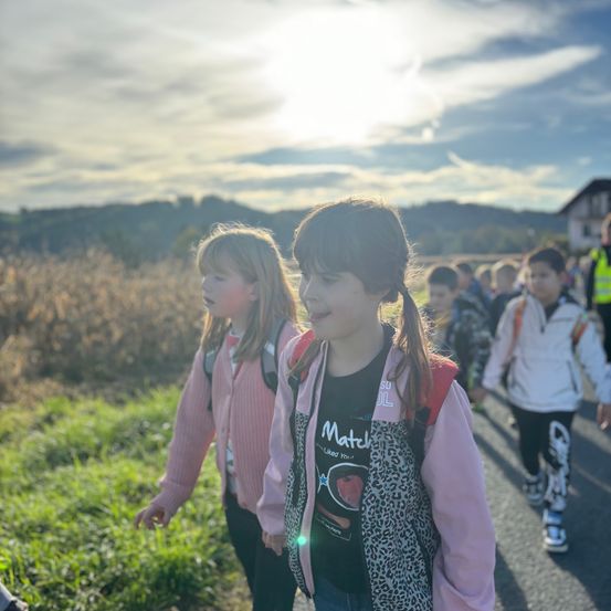 Bild enthält, Person, Walking, Photography, Portrait, Pants, Sky, Grass, Smile, Child, Girl