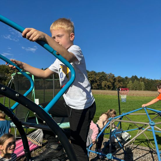 Bild enthält, Grass, Boy, Child, Male, Person, Play Area, Outdoors, Outdoor Play Area, Female, Girl