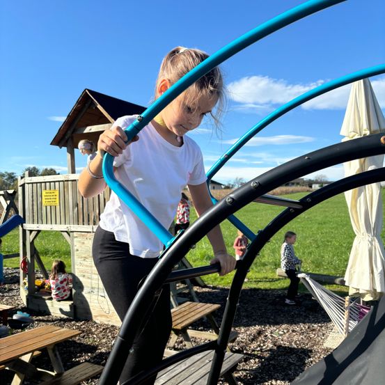 Bild enthält, Outdoor Play Area, Outdoors, Play Area, Person, Grass, Plant, Face, Head
