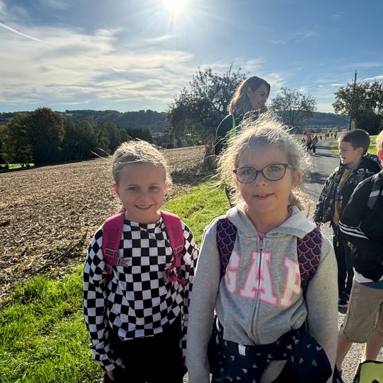 Bild enthält, Person, Walking, Photography, Portrait, Sunlight, Sky, Grass, Boy, Child, Male