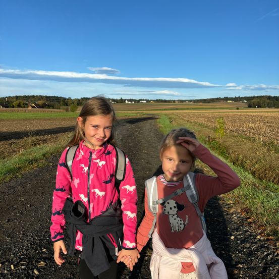 Bild enthält, Gravel, Road, Pants, Long Sleeve, Jacket, Soil, Person, Portrait, Walking, Child