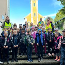 Bild enthält, People, Person, Pants, Adult, Female, Woman, Jeans, Jacket, Boy, Child