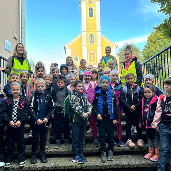 Bild enthält, People, Person, Pants, Adult, Female, Woman, Jeans, Jacket, Boy, Child