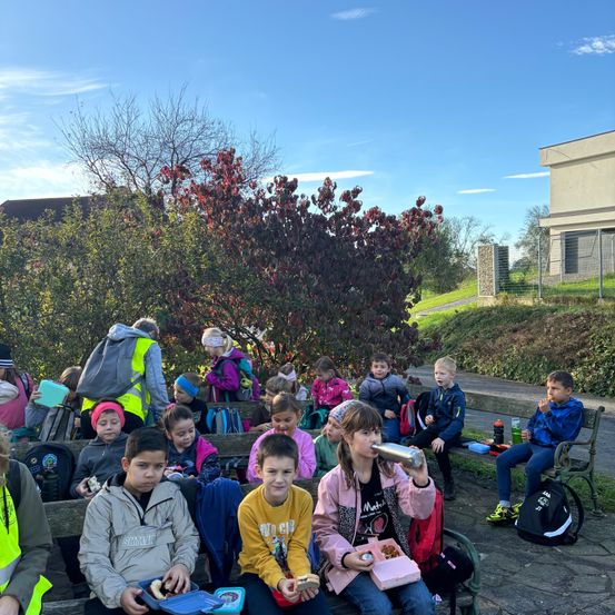 Bild enthält, College, People, Person, Boy, Child, Male, Shoe, Female, Girl, Jeans