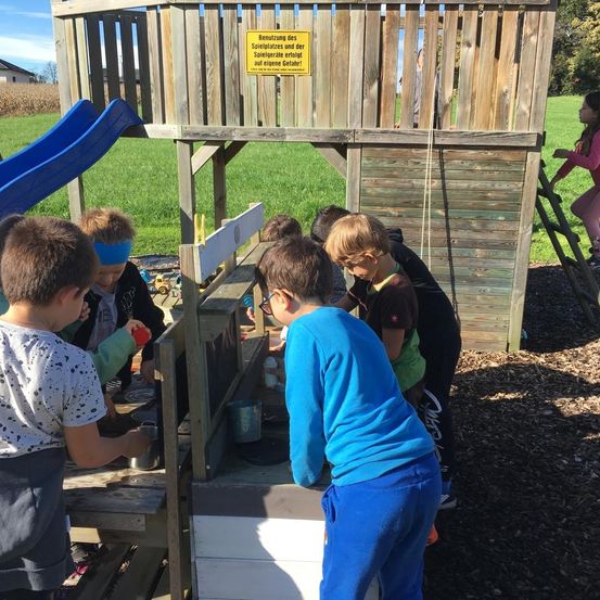 Bild enthält, Grass, Play Area, Outdoors, Outdoor Play Area, Person, Boy, Child, Male, Female, Girl