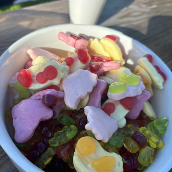 Bild enthält, Food, Sweets, Egg, Candy, Beverage, Coffee, Coffee Cup, Bowl