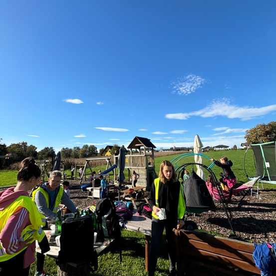 Bild enthält, Building, Outdoors, Shelter, Grass, Plant, Nature, Park, Person, People, Countryside