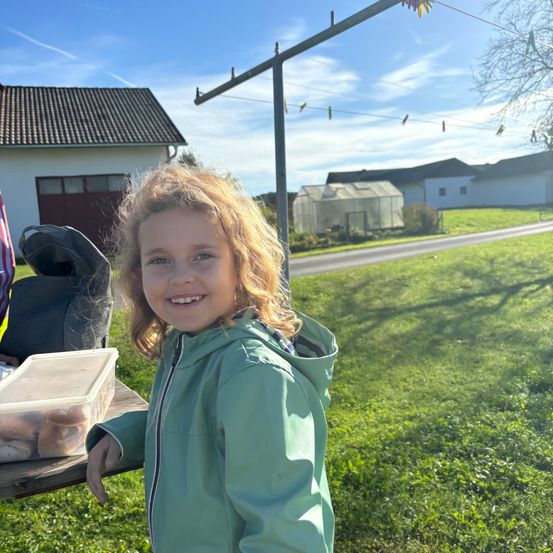 Bild enthält, Coat, Jacket, Grass, Shelter, Face, Person, Portrait, Child, Female, Girl