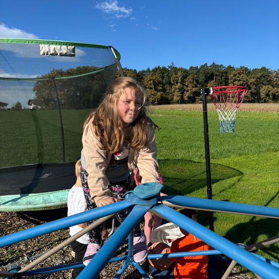 Bild enthält, Grass, Play Area, Outdoor Play Area, Outdoors, Child, Female, Girl, Person, Portrait, Park