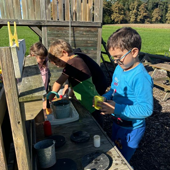 Bild enthält, Plywood, Wood, Boy, Child, Male, Person, Outdoors, Pottery, Female, Girl