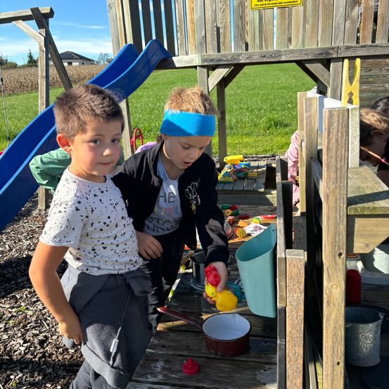 Bild enthält, Play Area, Outdoors, Outdoor Play Area, Boy, Child, Male, Person, Wood, Face, Girl