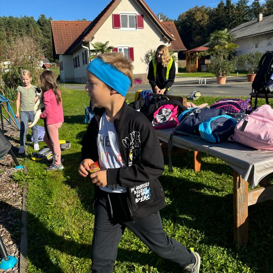 Bild enthält, Shelter, Boy, Child, Male, Person, Adult, Female, Woman, Bag, Neighborhood