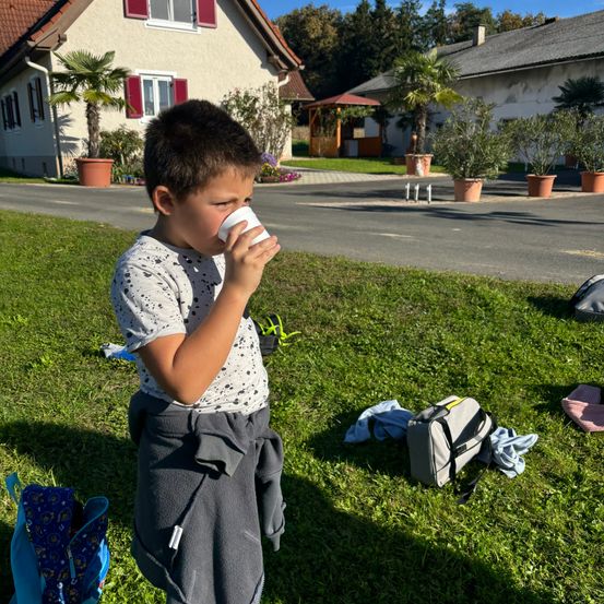 Bild enthält, Shelter, Neighborhood, Grass, Plant, Boy, Child, Male, Person, Photography, Bag
