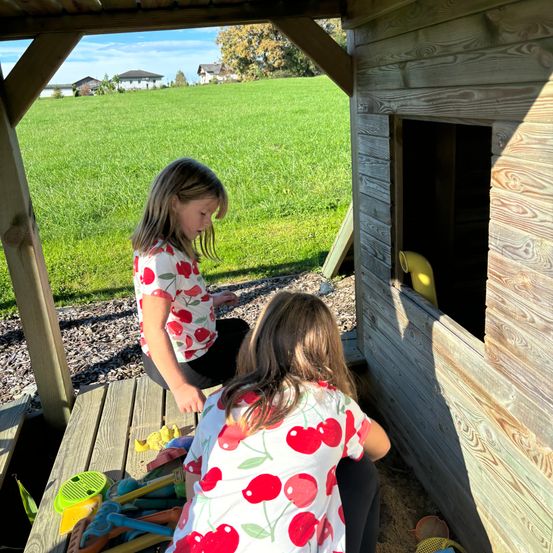 Bild enthält, Shelter, Porch, Grass, Person, Photography, Portrait, Wood, Child, Female, Girl
