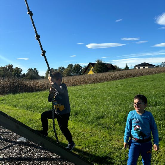 Bild enthält, Pants, Grass, Boy, Child, Male, Person, Teen, Park, Photography, Jeans
