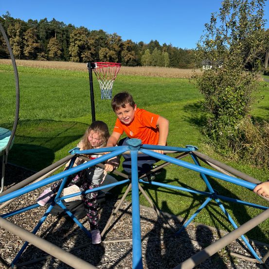Bild enthält, Grass, Outdoors, Park, Play Area, Child, Female, Girl, Person, Outdoor Play Area, Boy
