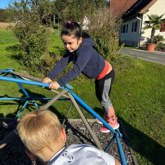 Bild enthält, Grass, Person, Photography, Portrait, Boy, Child, Male, Female, Girl, Outdoors