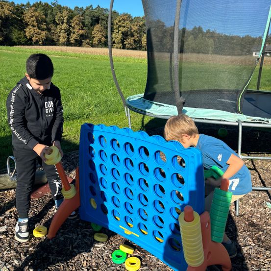 Bild enthält, Grass, Outdoors, Park, Play Area, Outdoor Play Area, Person, Portrait, Boy, Child, Male